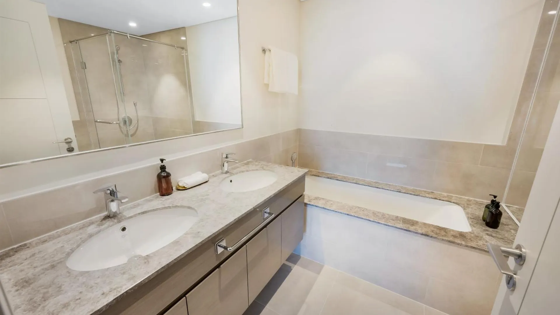 Apartment Durrani Homes - Grand 07
